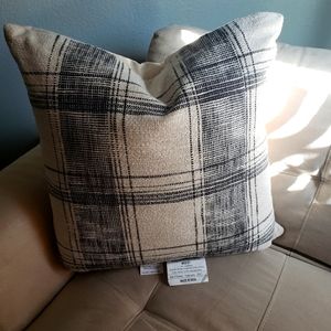One set two accent  pillows with zipper
